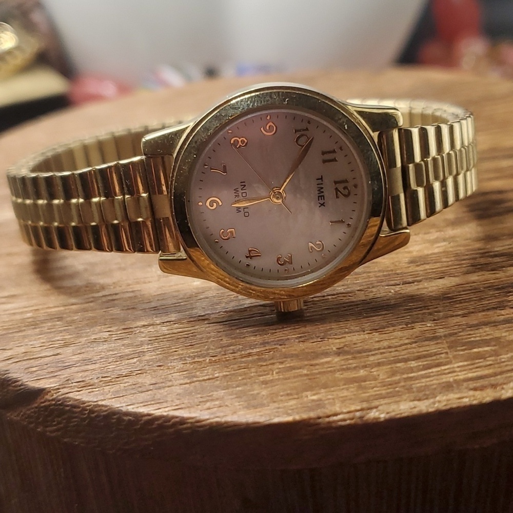 B3226 timex gold tone quartz watch stretch wristband unisex needs batteries